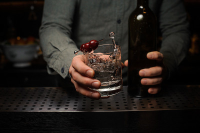 调酒师服务的鸡尾酒杯装饰在一个串上的浆果