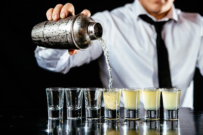 酒保在做玛格丽塔酒