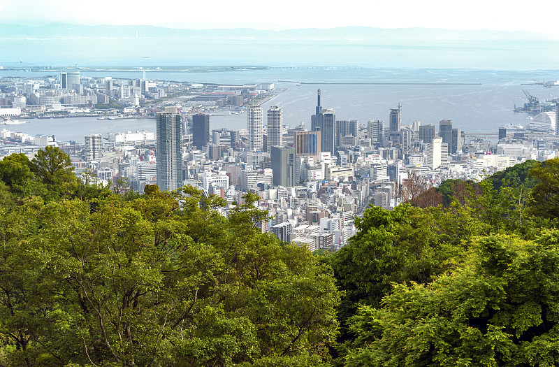 从六角山鸟瞰神户市和神户港岛，天际线和城市景观神户，兵库县，日本