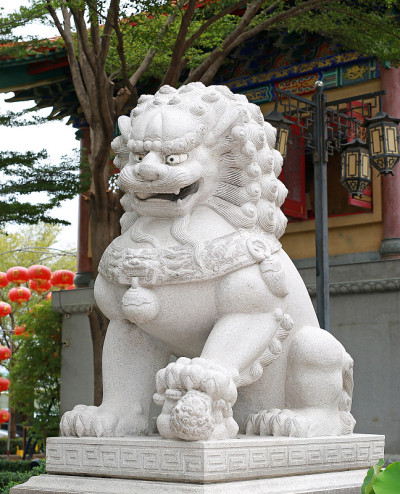 泰国中国寺庙的狮子雕像。
