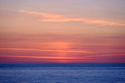 海面上灼热的夕阳