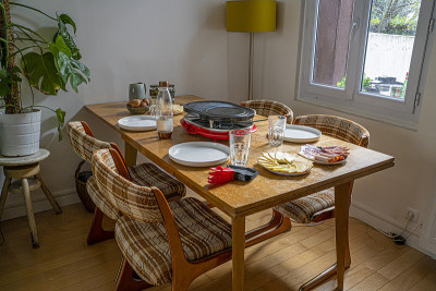 详细照片的典型法国餐桌准备品尝raclette