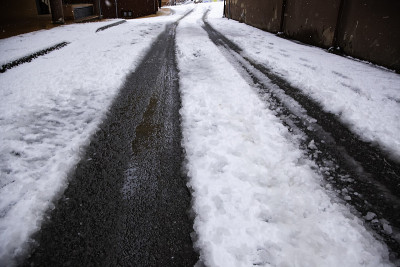 雪地上的车轮痕迹