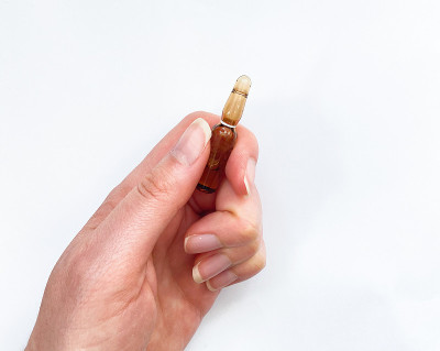 白色背景的维生素D安瓿