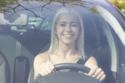 年轻女孩开车