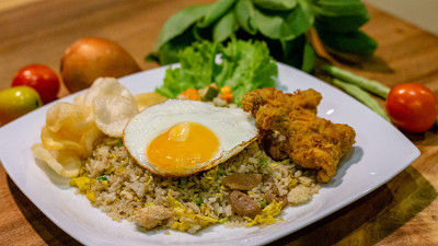 美味的鸡肉炒蛋饭