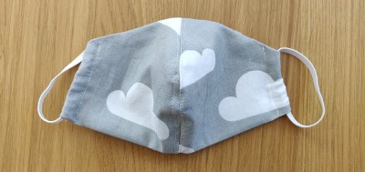 Self-sewing防护面具。桌上放自制的防护口罩和几块布