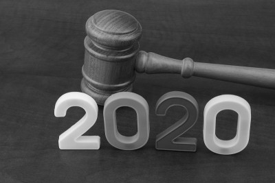 法官将木槌和2020年的数字摆上桌面。