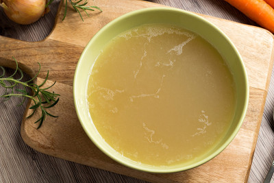鸡汤在一个绿色的汤碗里，俯视图