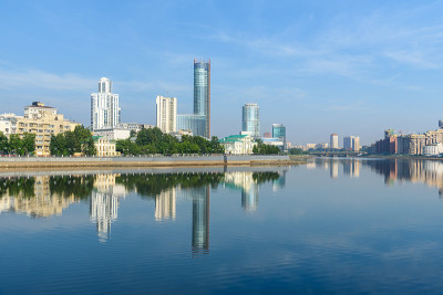 城市中心的天际线和伊塞特河。叶卡特琳堡。俄罗斯