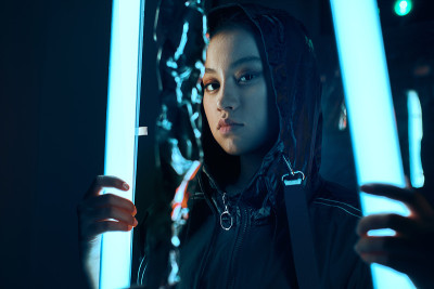 霓虹灯下的亚洲少女肖像