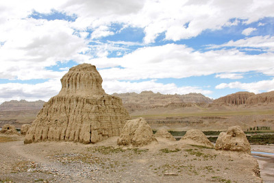 在萨特莱吉山谷的沙土景观背景上，托灵寺附近的废塔