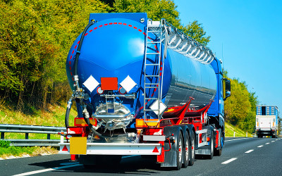 意大利公路上的卡车油罐车