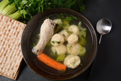 鸡肉丸子汤与胡萝卜在碗中。