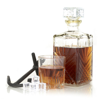 威士忌醒酒器和酒杯