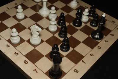 以白色棋子作为游戏概念的棋盘