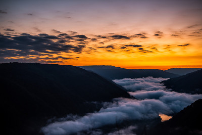 山脉景观云雾雾在早上在新河峡谷峡谷在美景俯瞰，西弗吉尼亚州在早上五颜六色的日出
