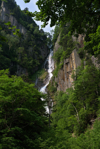 瀑布从大屿山的悬崖跌落到松共峡谷