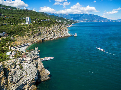 克里米亚风景优美的海岸，岩石上的城堡
