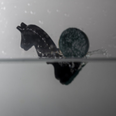 棋子落入清澈的水中溅起水花