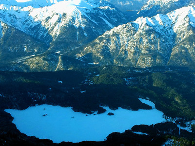 冬天，德国阿尔卑斯山的祖格斯匹兹雪山和高山湖泊