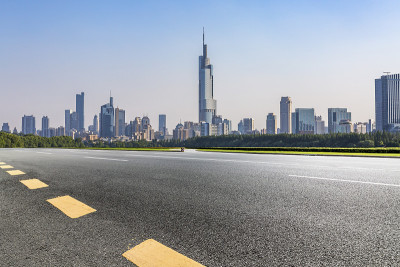 全景天际线和现代商业办公建筑与空的道路，空的混凝土广场地板