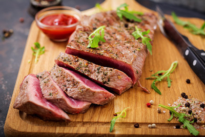 多汁的牛排，加香料的半熟牛肉，放在木板上