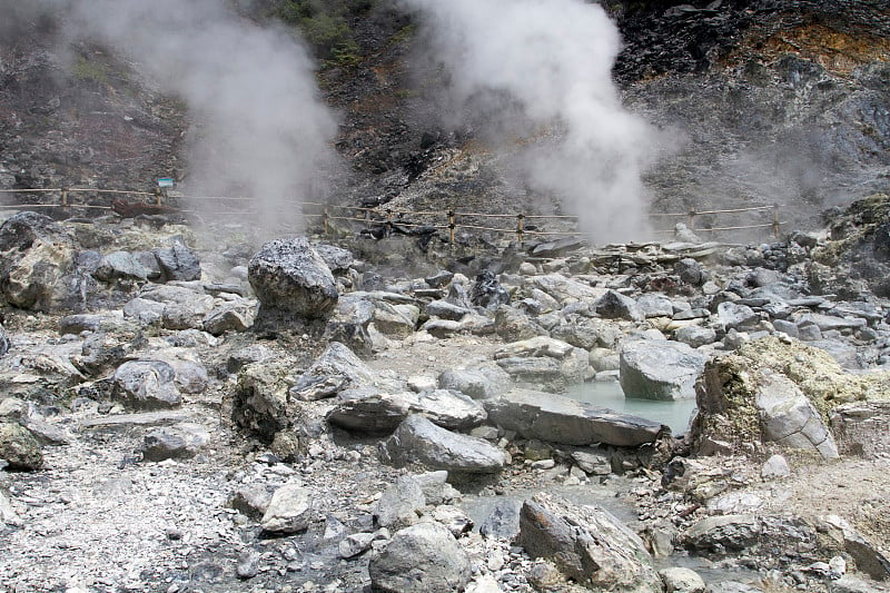 唐库班普拉胡火山的温泉