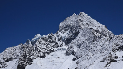 冰雪覆盖Thamserku