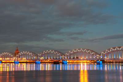 城市、河流和天空的夜景