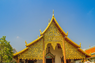 美丽的金色佛教教堂在兰那风格的圣典大厅里供奉在清迈Wat Chiang Man或Wat Chiang
