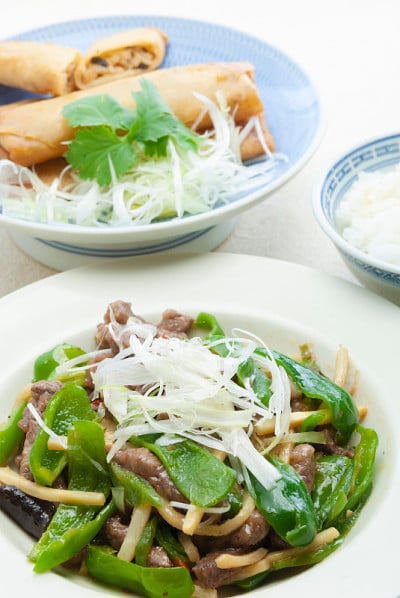 青椒炒牛肉丝和春卷