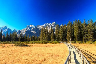 秋天在阿尔卑斯山的巴斯特山谷徒步旅行
