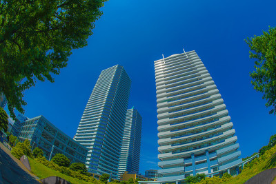 横滨港人未来的城市和蓝天