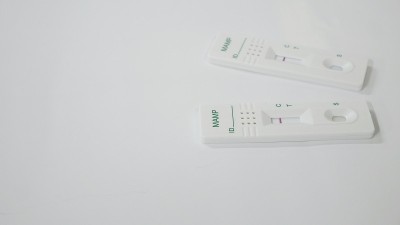 实验室进行甲基苯丙胺试纸试验。