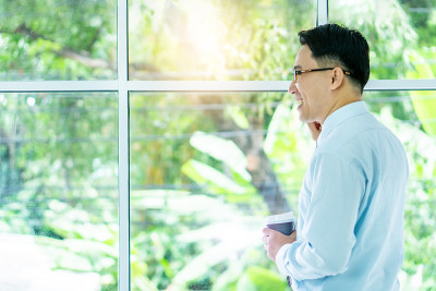 专业的商务人士手持在纸杯玻璃杯中喝新鲜的咖啡早上清爽的咖啡休息前工作会议电脑智能手机手机