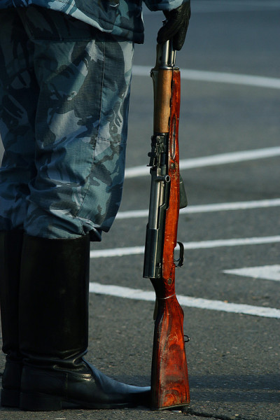 士兵们检阅靴子