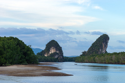 Khao Khanab Nam山傍晚的特写风景