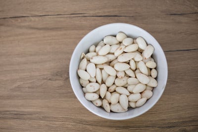 准备杏仁做牛奶