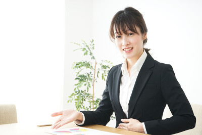 年轻的女店员