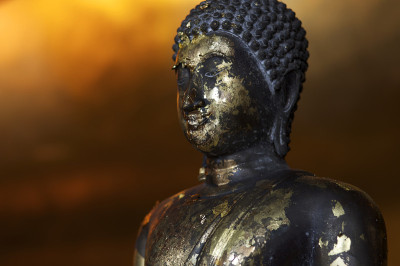 金叶佛站在发光的神秘背景