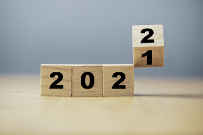 翻转木方块改变2021年到2022年，准备圣诞快乐和新年快乐的概念。