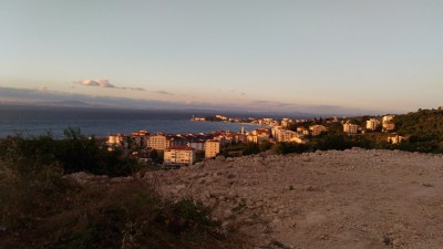 城市和大海的全景