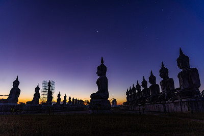 大佛身材用星星和天空的颜色黄昏暗滤式，公众在泰国