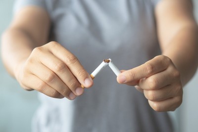 为了健康，她戒烟了。