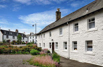 Kirkcudbright的一排白色小屋