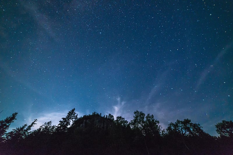 美丽明亮的星光夏夜夜空沿着尼亚加拉悬崖