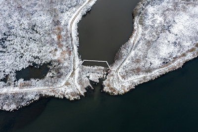 冬天的景色，河流和海岸被第一场雪覆盖。无人机鸟瞰图