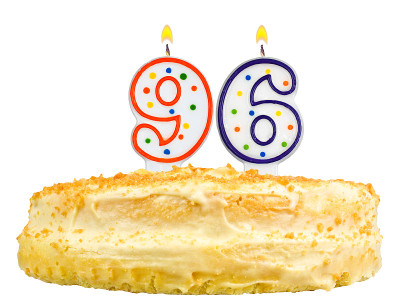生日蛋糕与蜡烛九十六孤立在白色
