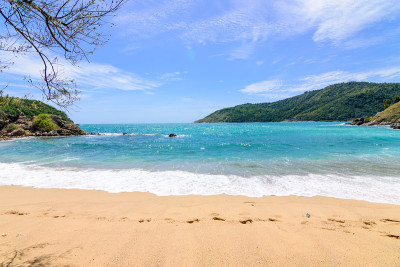 海滩上美丽的波浪，清澈的海水